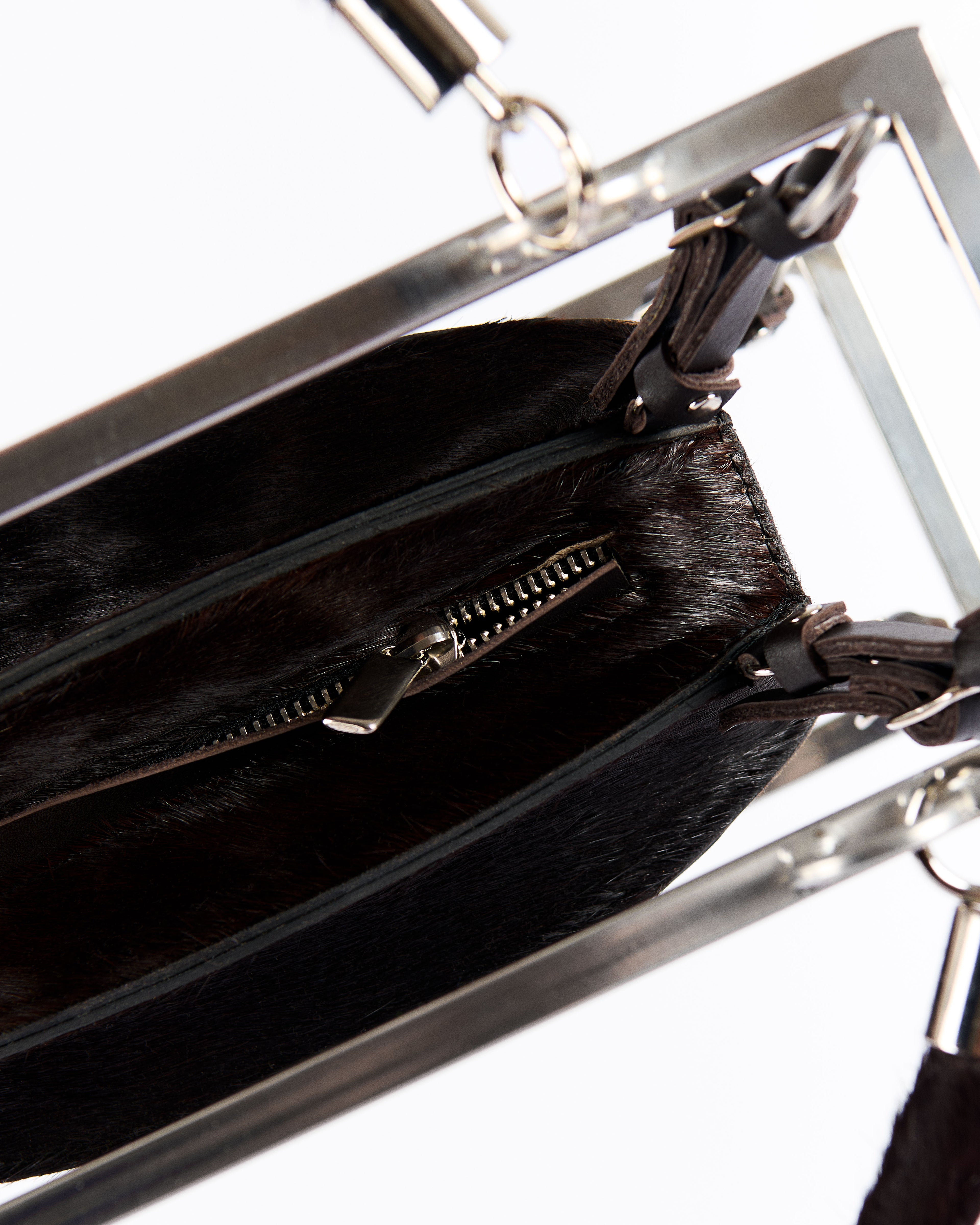 Hauberk compact Bristle Bag